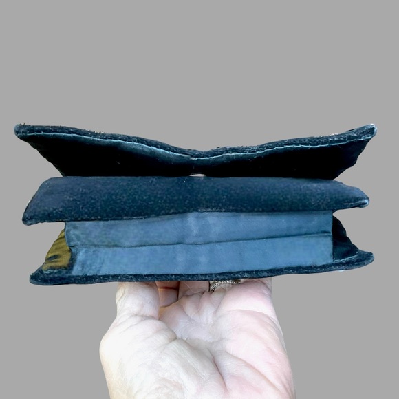 🌺Vintage Velvet Gold Embroidered Wristlet - Picture 7 of 16